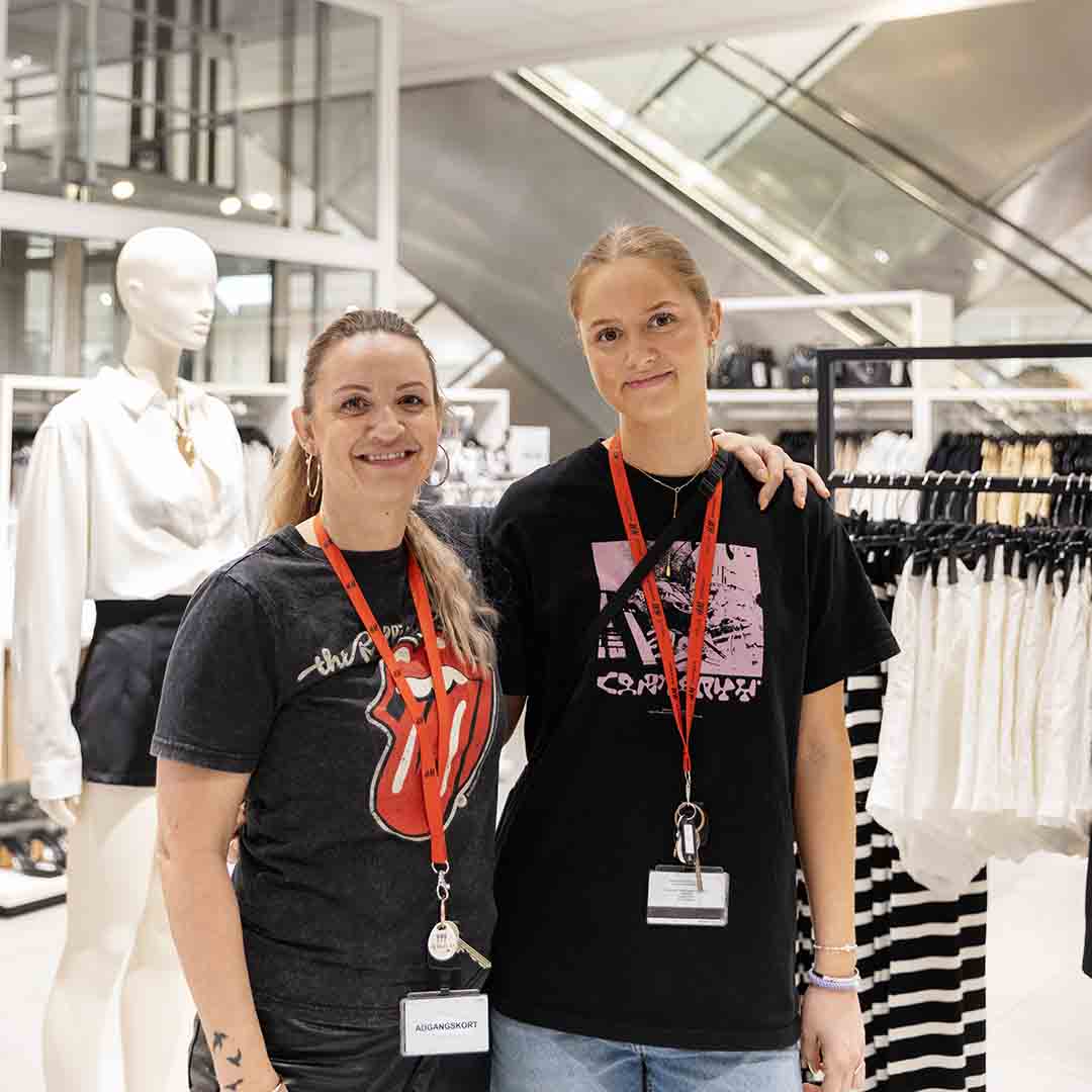 Two smiling employees from H&M in Frederiksberg.